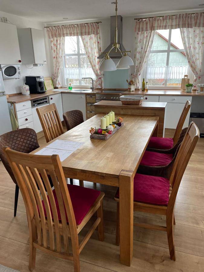 Ferienwohnung für 3 Personen, mit Terrasse und Garten sowie Pool und Sauna