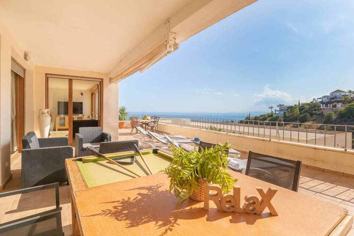 Appartement de vacances pour 6 personnes, avec piscine ainsi que terrasse et vue sur l’océan à Marbella