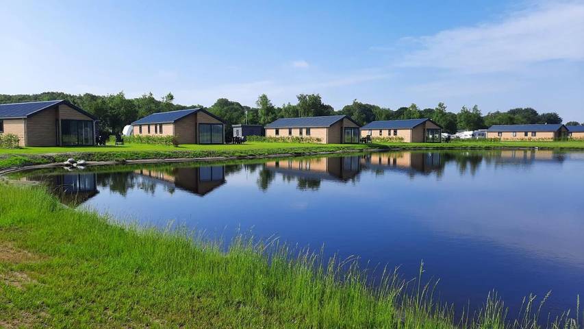 Vakantiewoning voor 6 personen, with tuin and uitzicht as well as uitzicht op het meer in Oudemirdum