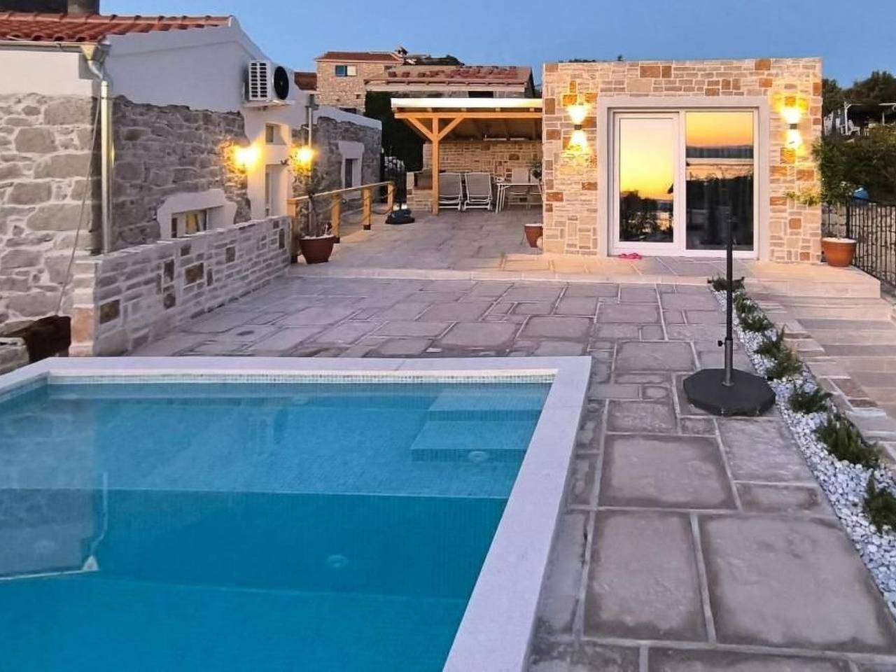 "Haus 51" direkt am Strand in Ugrinici, Tkon