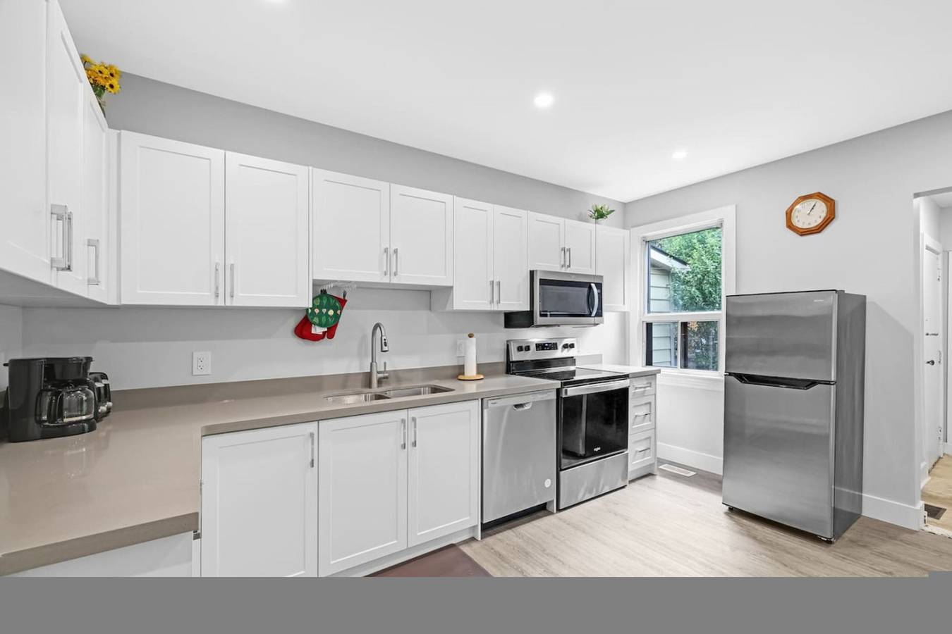 Bright & Renovated 3Br Hamilton Gem Near Downtown in Hamilton, Lake Ontario (Canada)