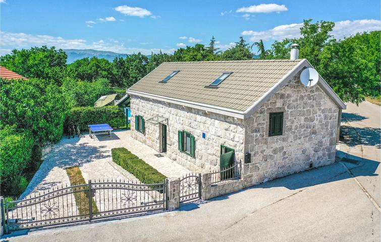 Charmante 2-Zimmer-Wohnung mit Pool, Terrasse und WLAN in der Nähe des Modro Jezero in Imotski, Makarska Riviera