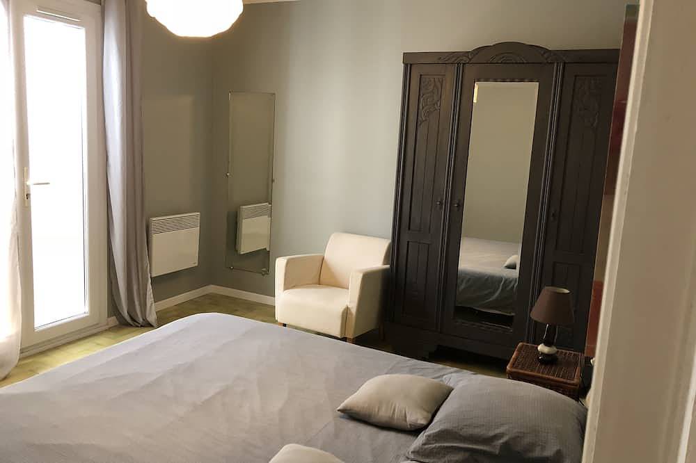Appartement entier, Grand Rdc d'une villa provençale au cœur du village, près de la mer in La Cadière-d'Azur, Côte méditerranéenne (France)