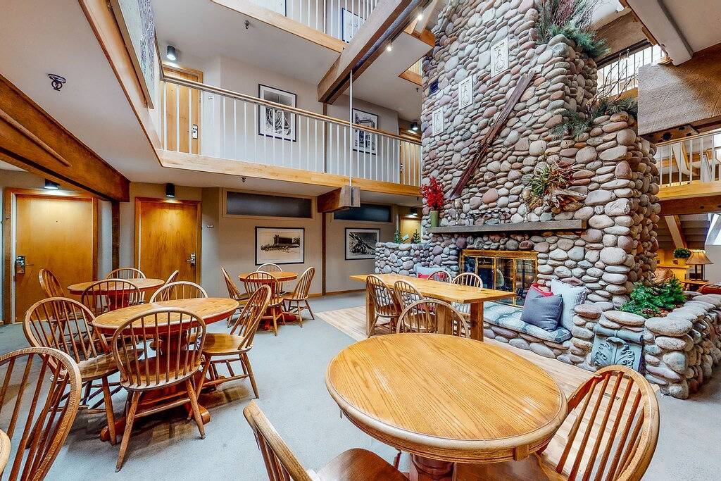 Main St. gem - pool & hot tub - walk to lifts, dog-friendly, third floor in Aspen, Aspen Snowmass