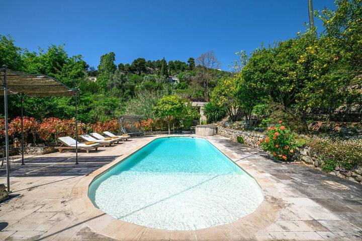 Maison de vacances pour 4 personnes, avec Balcon et Terrasse ainsi que Jardin et Piscine à Falicon