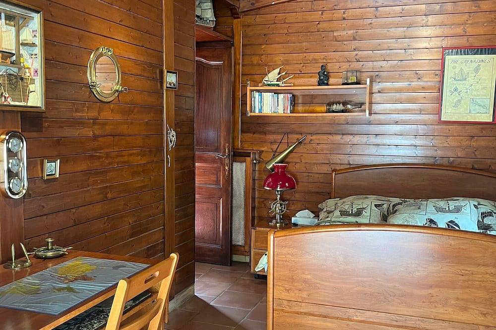 Entire apartment, Studio \"Domaine Saint Amour Océane\" with Lake View, Shared Pool and Wi-Fi in Trans-en-Provence, Draguignan region