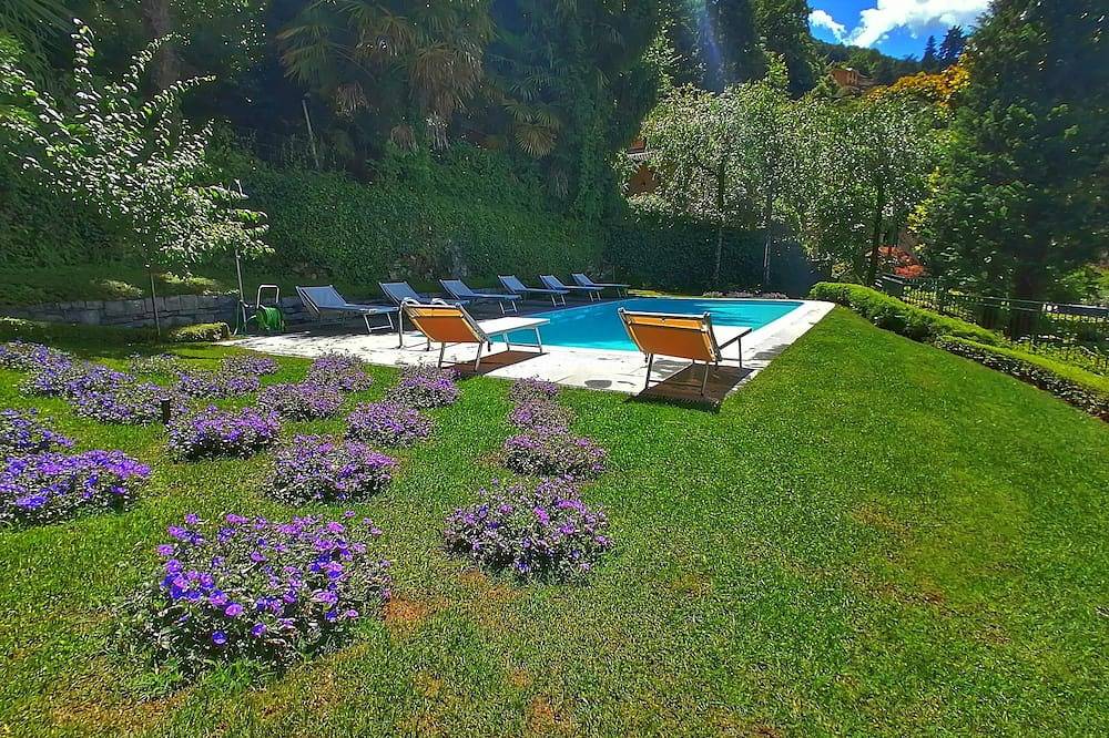 Hel lejlighed, Suite \"Arborella\" at 2 steps from the lake - Resort with lounge bar, swimming pool and beach in Riva (Faggeto Lario), Faggeto Lario