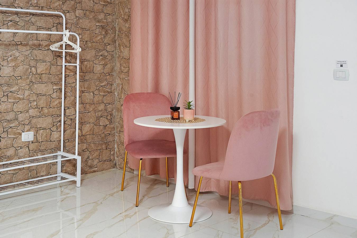 Habitación 'Tortora House Pink' con balcón, Wi-Fi y aire acondicionado in Nápoles, Provincia de Nápoles