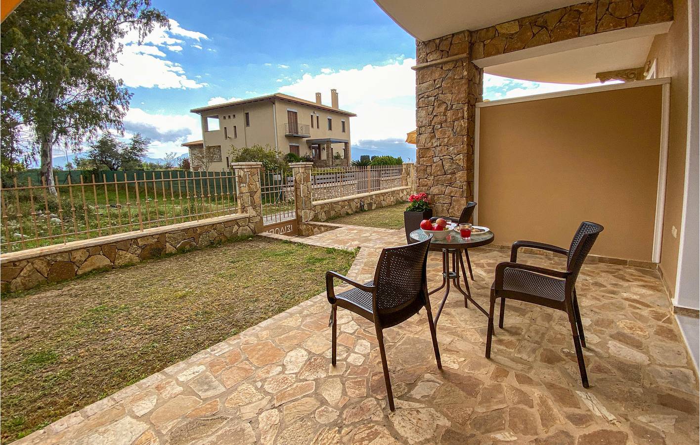 Ganze Ferienwohnung, Gemütliches Apt mit Klimaanlage, Parkplatz, Terrasse, WiFi; Nähe Küste in Fokida