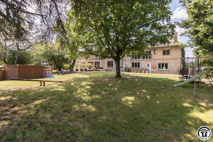 Gîte pour 10 personnes, avec terrasse ainsi que jardin et piscine