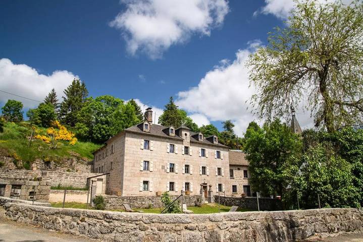 Gîte pour 10 personnes, avec Terrasse et Jacuzzi ainsi que Jardin et Piscine dans Lozère