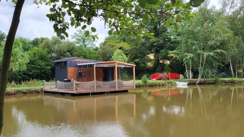 Bateau pour 4 personnes, avec jardin et vue ainsi que vue sur le lac et terrasse à Nesmy