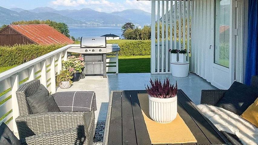 Ferienhaus für 12 Personen, mit Terrasse und Garten, mit Haustier in Bremanger