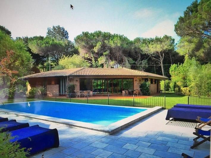 Villa für 12 Personen, mit Terrasse und Garten sowie Pool und Ausblick in Massa