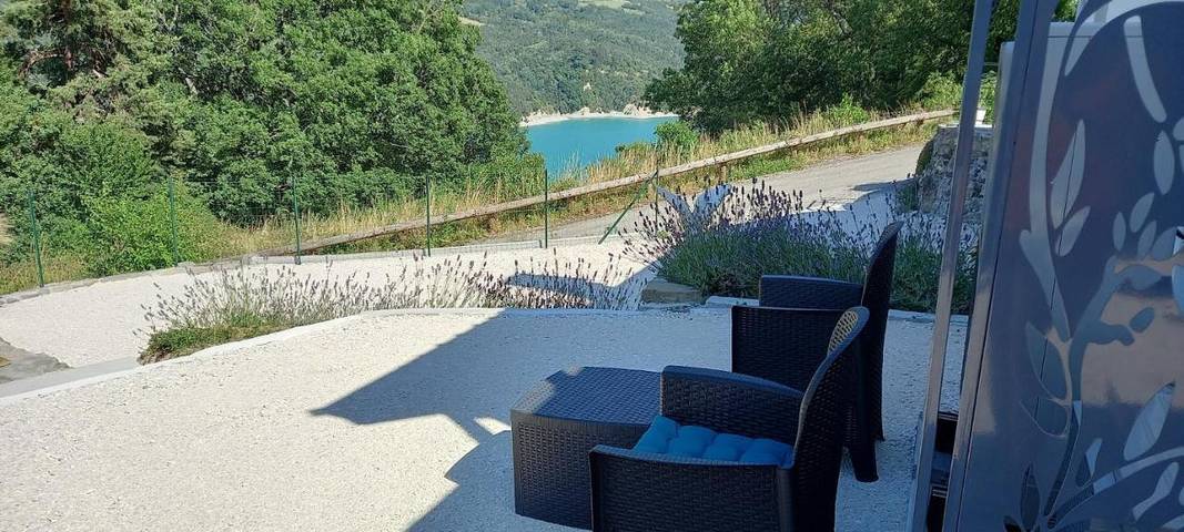 Location de vacances pour 2 personnes, avec vue ainsi que vue sur le lac et jardin à Treffort - 4