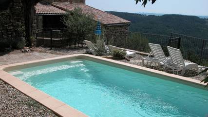 Gîte pour 4 personnes, avec piscine ainsi que jardin et balcon à Chassiers