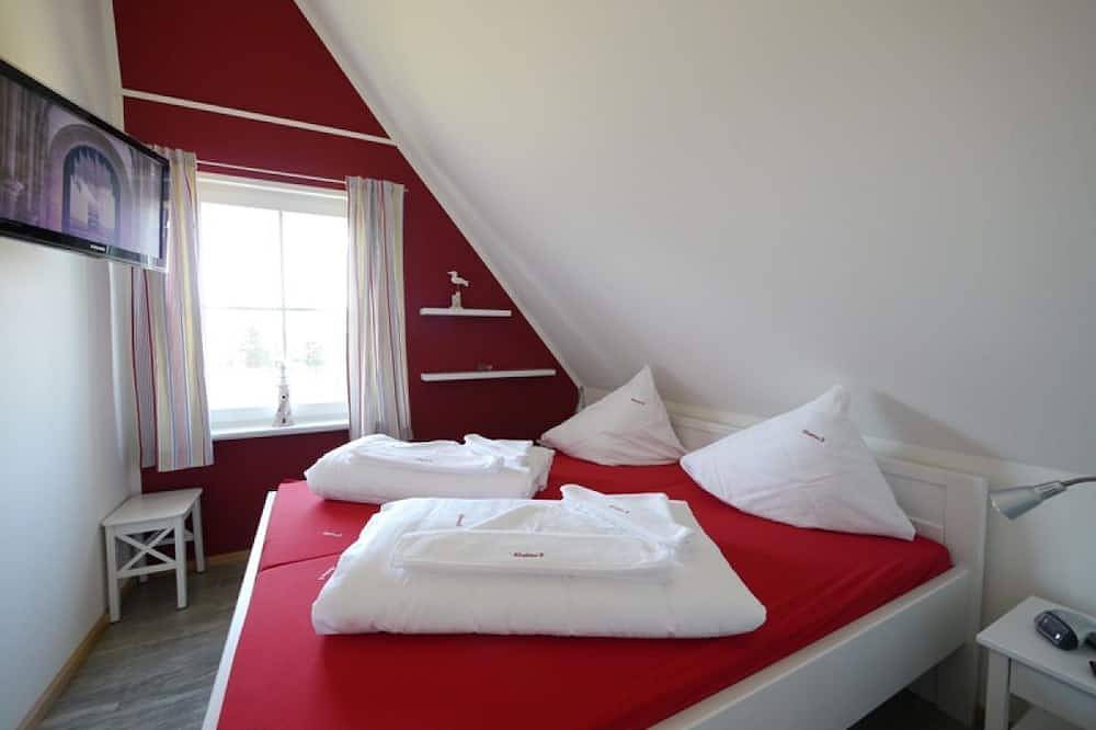 Exclusive thatched house on the water, terrace, fireplace, sauna, Wlan, barbecue.145m² in Ummanz, Rügen
