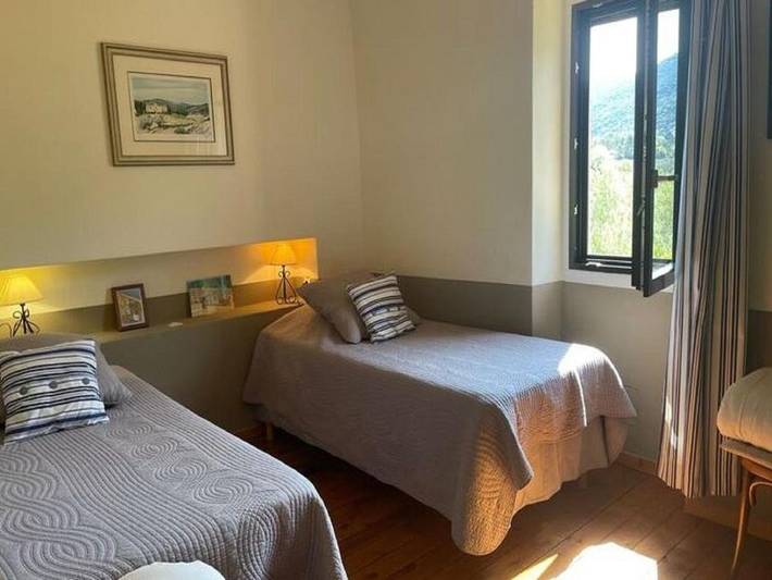 Location de vacances pour 6 personnes, avec jardin ainsi que terrasse et piscine, animaux acceptés à Lacoste - 3