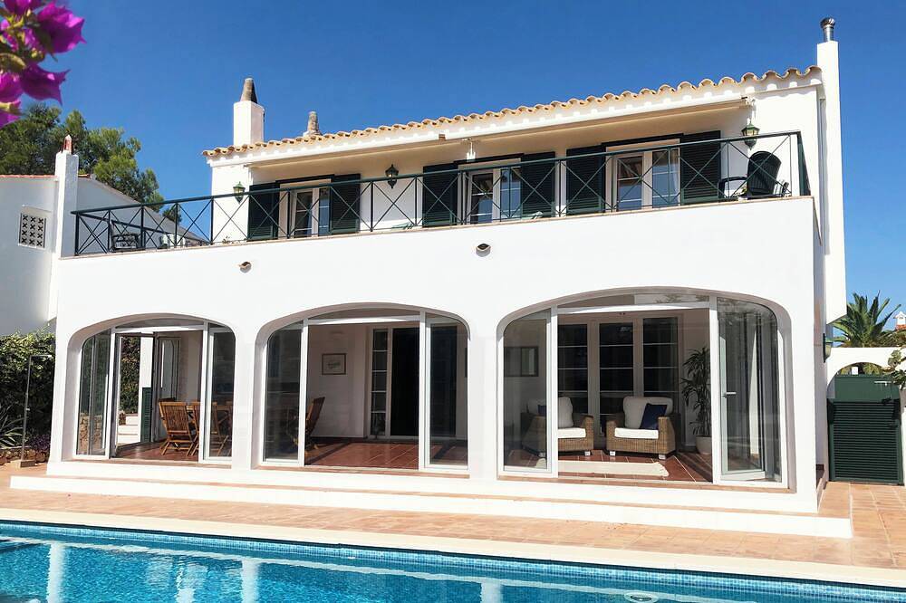 Einfamilienhaus, Beheizter Pool, Hafenblick, kurzer Spaziergang zum Hafen, Geschäfte, Bars / Pausen. in Port d'Addaia, Es Mercadal