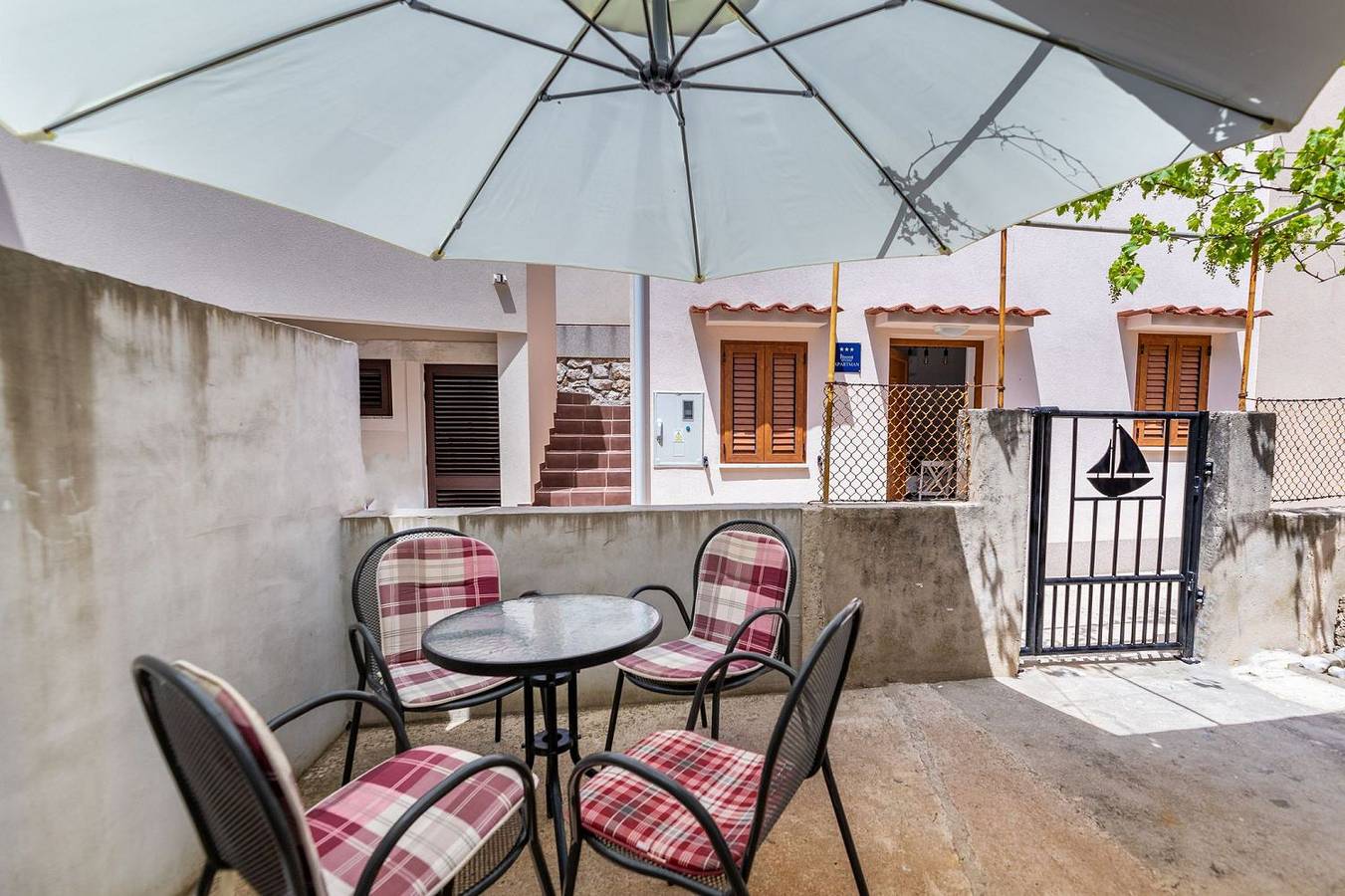 Apartamento entero, Traumhaftes Studio nur 100 Meter zum Strand inmitten der romantischen Altstadt in Baska, Krk (isla)