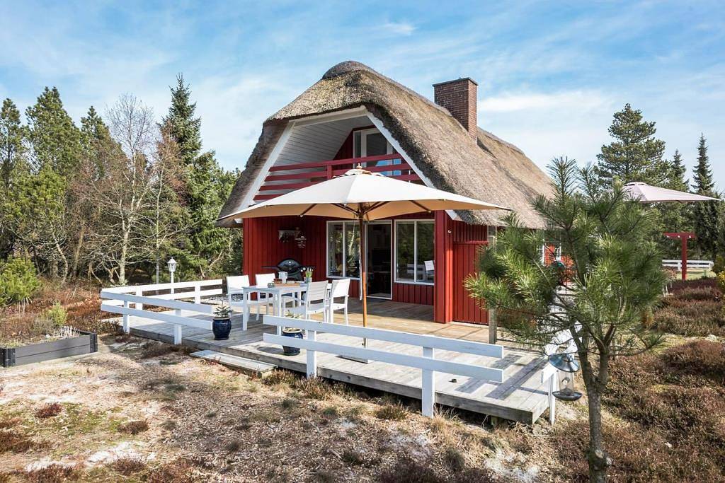 Rotes Ferienhaus mit Reetdach in Houstrup – Urlaub mit Komfort, Ruhe und Natur in Nørre Nebel, Varde