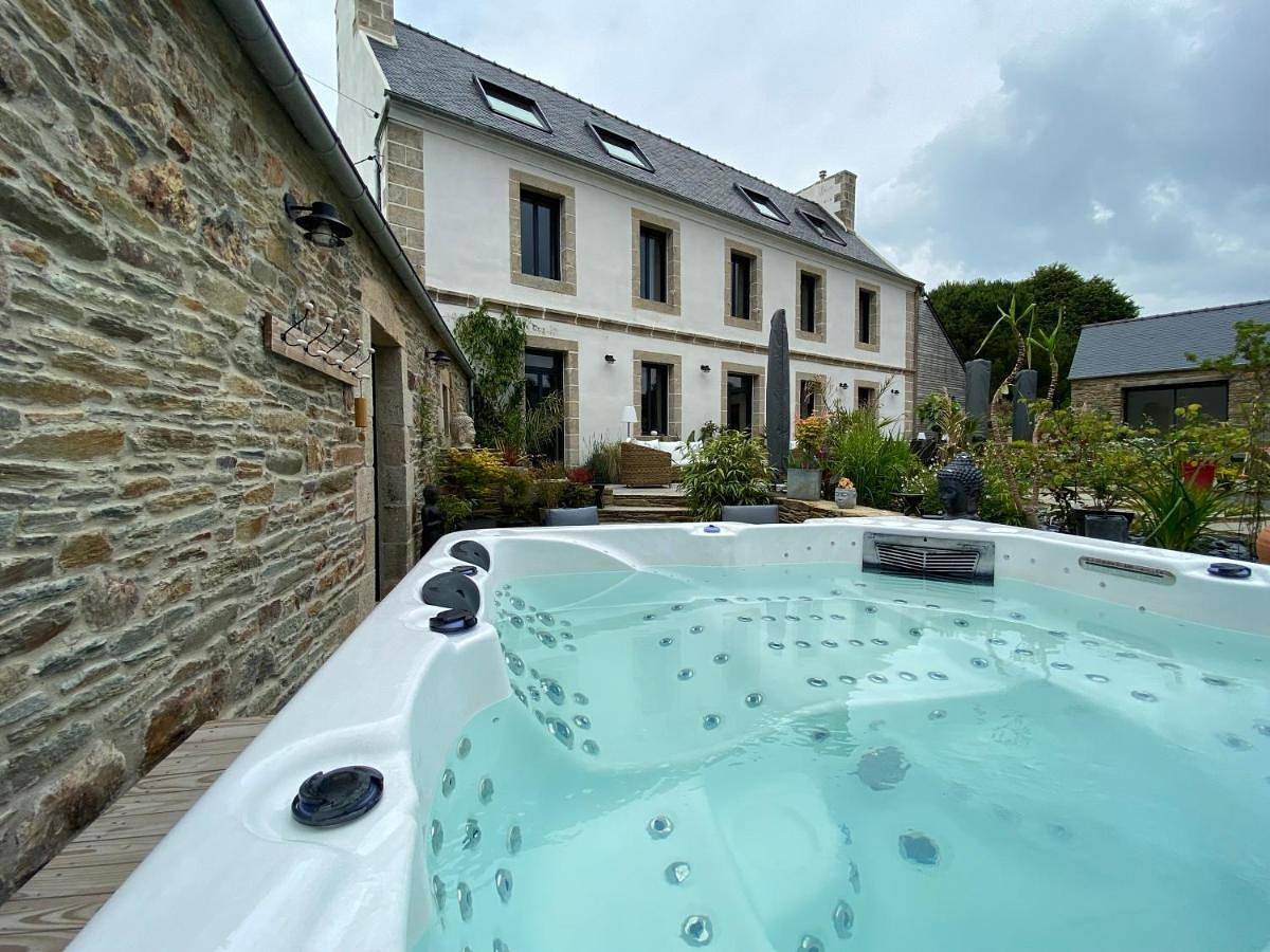 Large Double or Twin Room in Locquirec, Ceinture Dorée