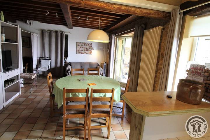 Gîte pour 6 personnes, avec piscine ainsi que jardin et terrasse dans Rhône - 4