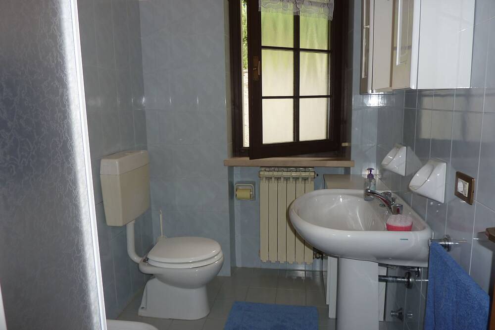 Ganze Wohnung, Ferien Wohnung in den Oliven-Zitronen-bäumen mit Gardasee-Blick, mit Parkplatz in Cassone di Malcesine, Malcesine