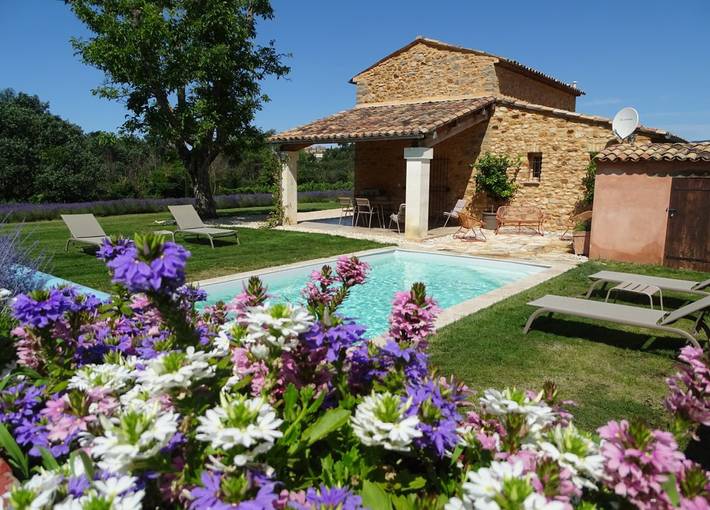 Gîte pour 4 personnes, avec Terrasse ainsi que Jardin et Piscine