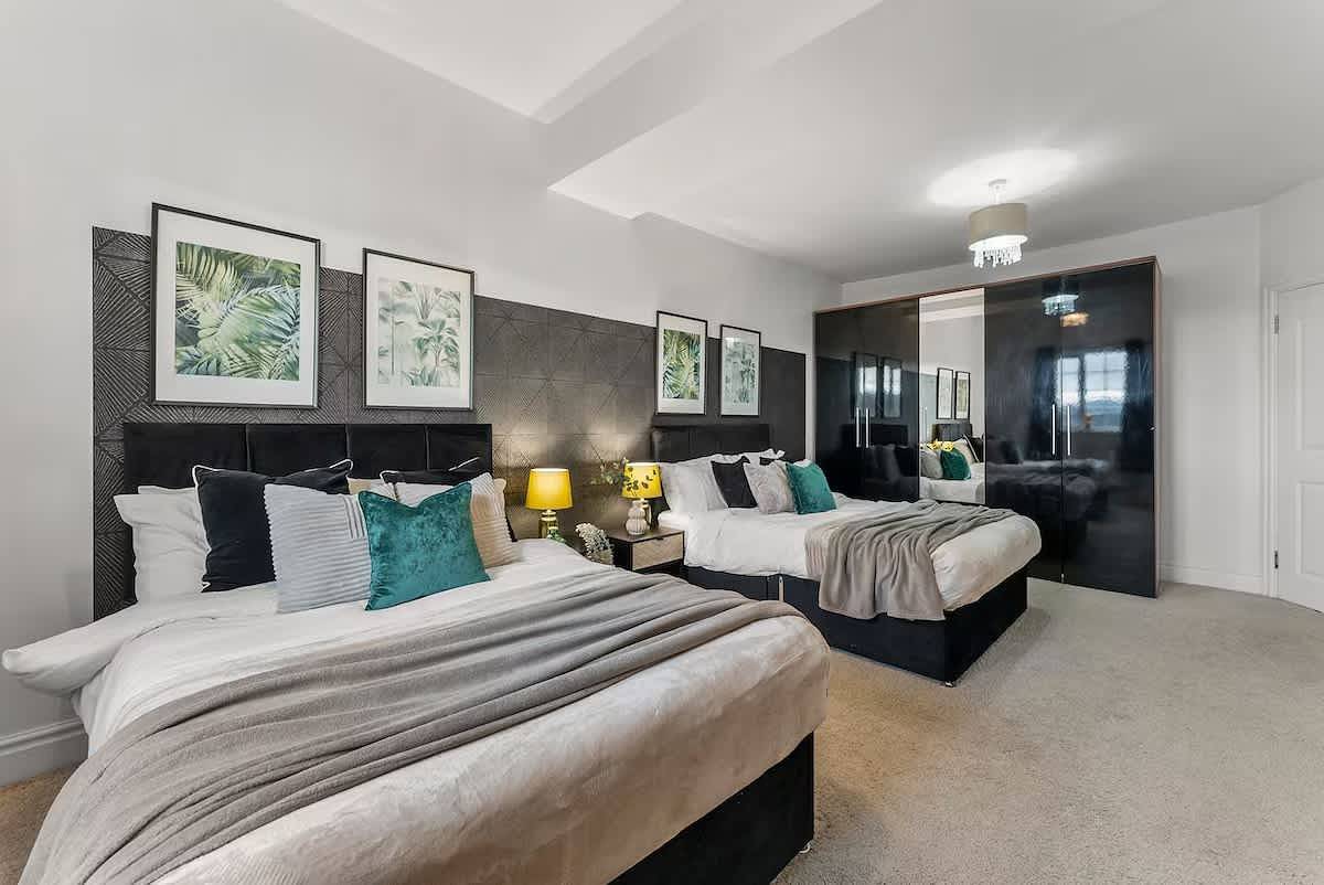 Perfect Booking | 4 Bed Home in Cheltenham in Cheltenham, Gloucestershire