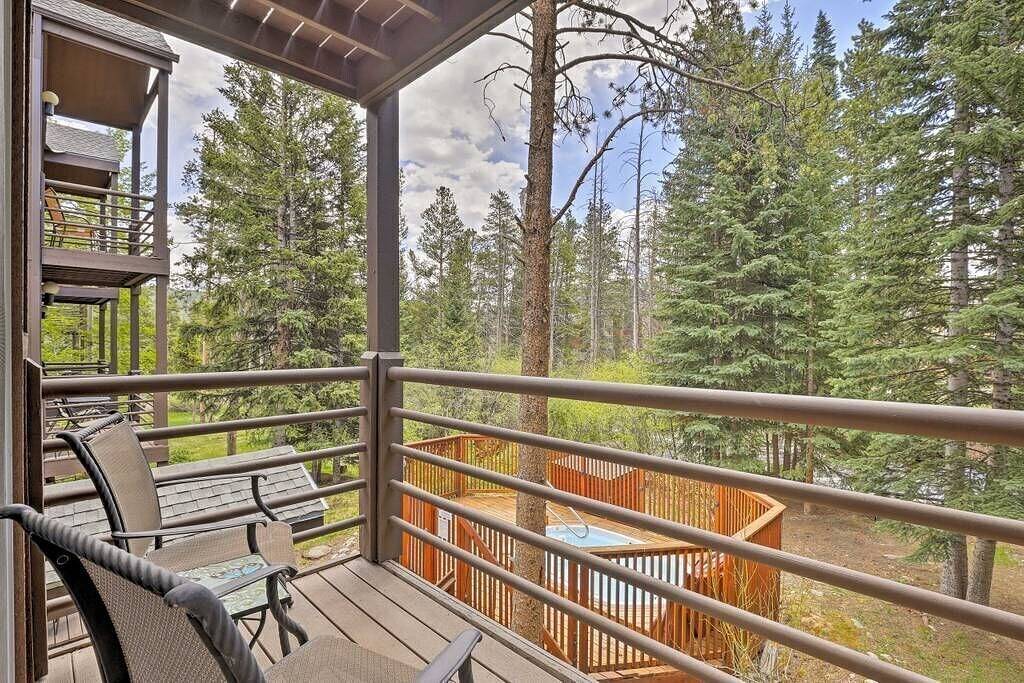 Ganze Wohnung, Neue Auflistung! Ski-in / Creekside tierfreundlich 1 Br in Wildwood nahe dem Herzen der Stadt! in Arapaho and Roosevelt National Forests