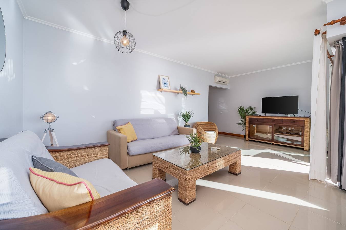 Appartement entier, Appartement 'Ocean Horizon House' avec vue sur mer, Wi-Fi et climatisation in Praia da Rocha, Portimão