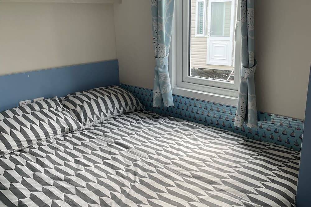 Beautiful modern Gold 3 bedroom caravan in West Sussex