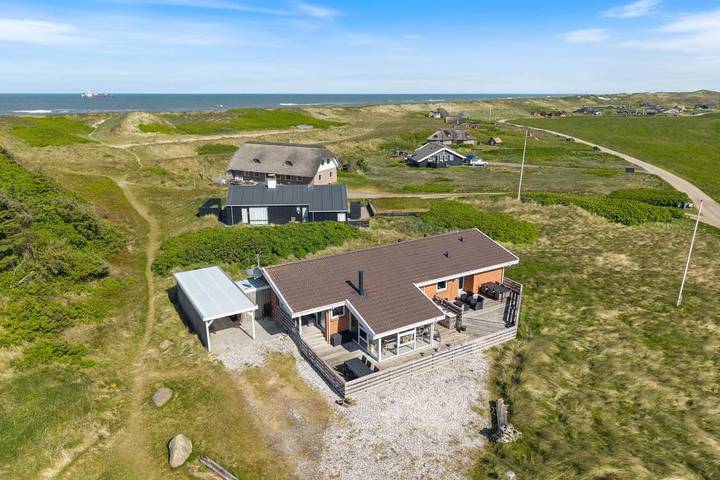Villa for 8 people, with hot tub and terrace as well as balcony/terrace and sauna, with pets - 1