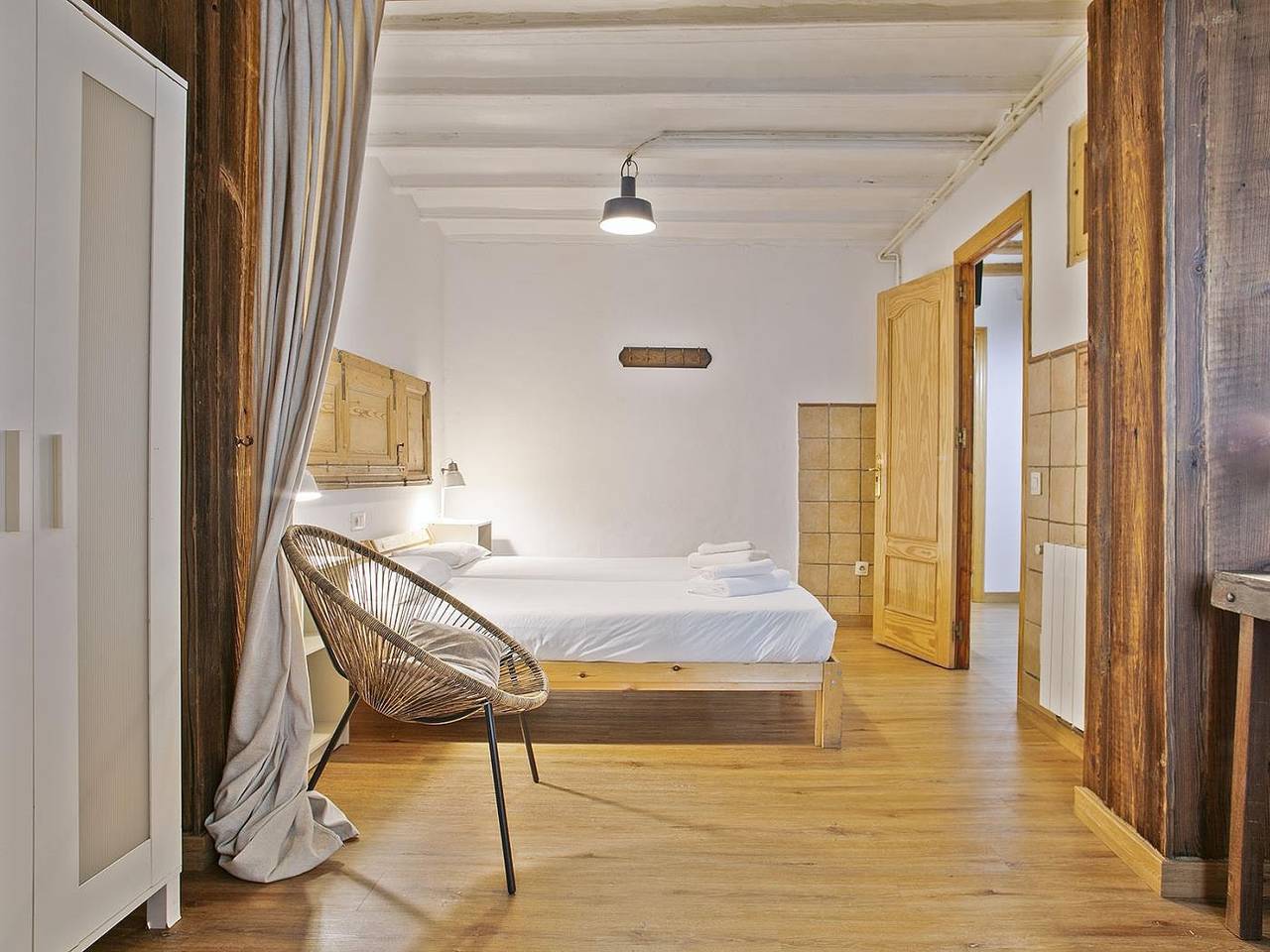 Entire holiday apartment, Las Ramblas, comfort in Bcn for 8 persons in Barcelona Centre, Barcelona
