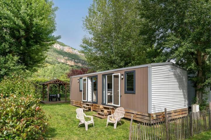 Camping pour 6 personnes, avec jardin et piscine, animaux acceptés à Millau