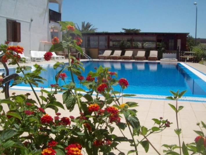 Chambre d’hôte pour 3 personnes, avec Balcon et Terrasse ainsi que Jardin et Piscine à Stintino