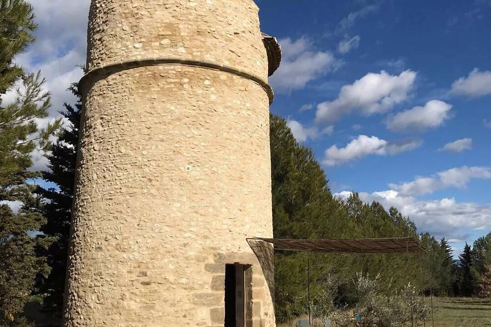 Entire apartment, Unusual accommodation, Dovecote in the Luberon with Jacuzzi in Oppède, Parc naturel régional du Luberon