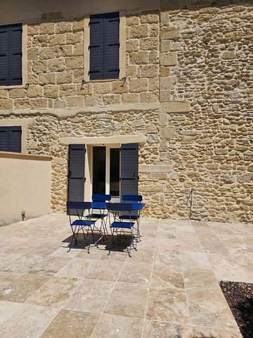Gîte pour 4 personnes, avec vue ainsi que terrasse et jardin à Sernhac