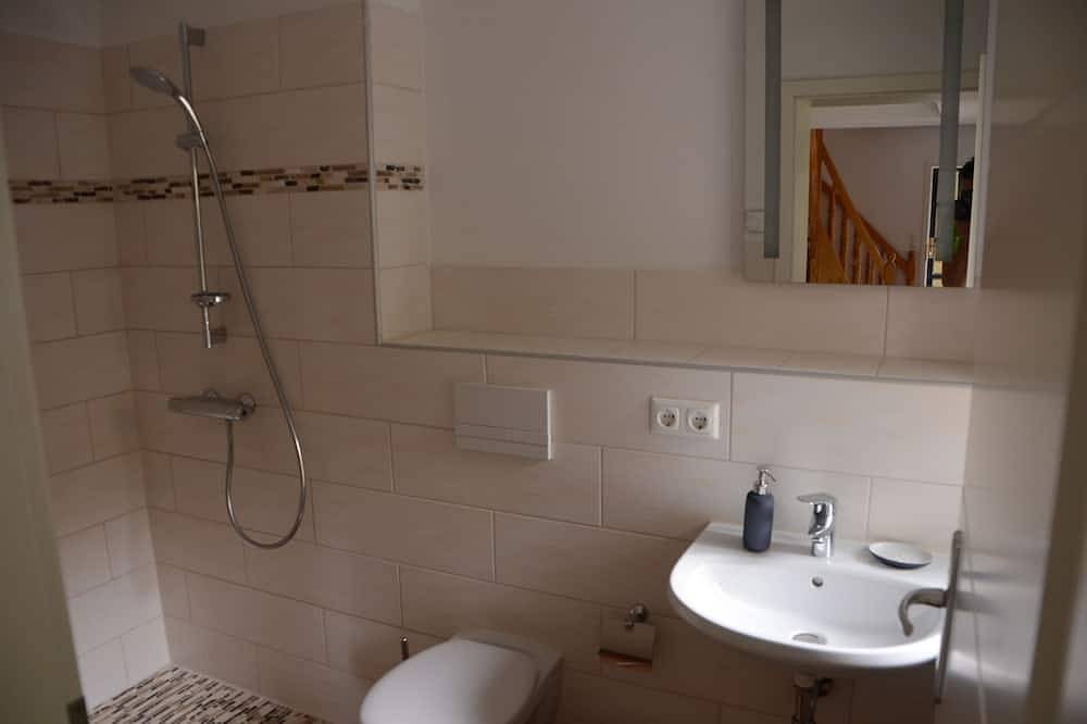 Entire apartment, Cozy, stylish maisonette apartment with large terrace surrounded by greenery in Leipzig-South, Leipzig