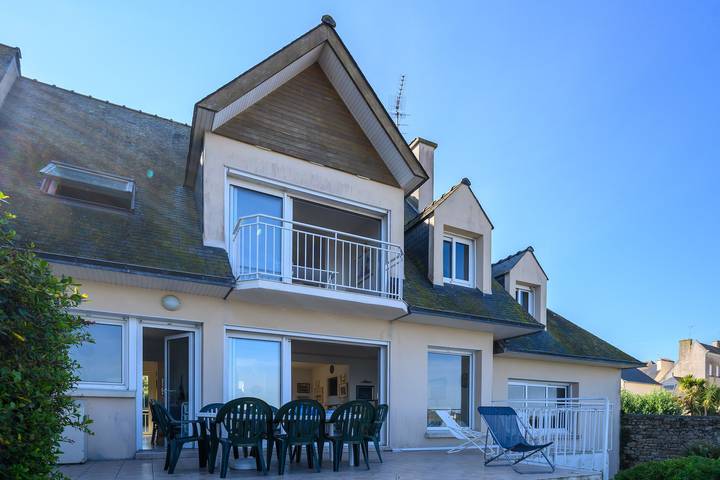Maison de vacances 'Villa Les Pieds Dans L'eau' avec vue sur la mer, terrasse privée et Wi-Fi in Loctudy, Région de Quimper