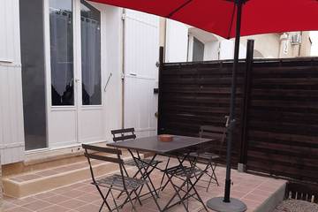 Gîte pour 3 personnes, avec jacuzzi et terrasse ainsi que jardin et piscine à Saint-Just