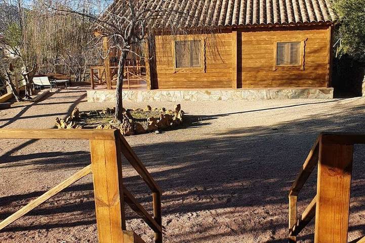Cabane en bois pour 6 personnes, avec balcon ainsi que jardin et piscine - 1