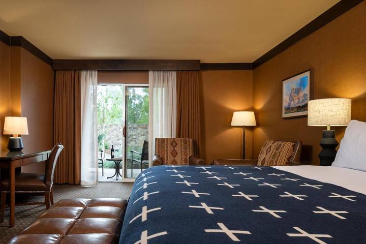 Hôtel pour 3 personnes, avec piscine et terrasse ainsi que jacuzzi et jardin