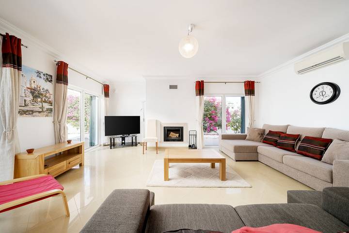 Villa für 8 Personen, mit Balkon und Terrasse sowie Garten
