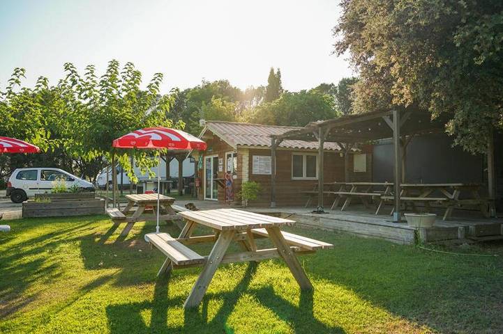 Camping pour 4 personnes, avec Terrasse et Jardin dans le Luberon