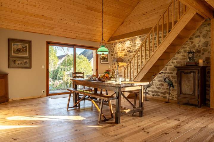 Location de vacances pour 8 personnes, avec jardin à Sainte-Suzanne