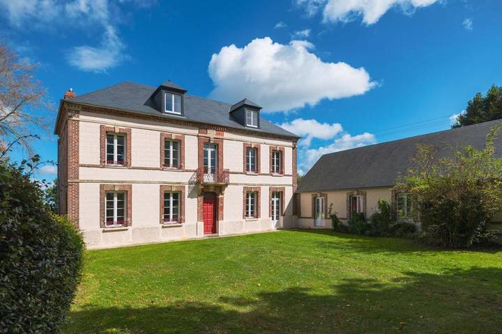 Location de vacances pour 15 personnes, avec vue ainsi que terrasse et piscine, animaux acceptés dans Baromesnil