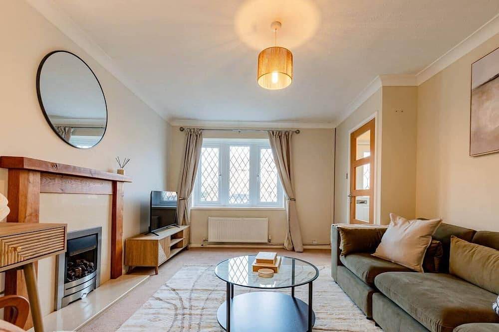 3-Bed House Close to Town + Parking in Worcester, Worcestershire