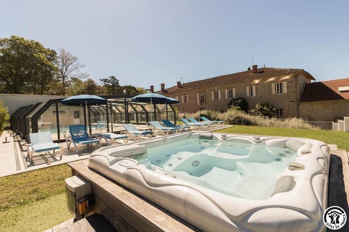 Chambre d’hôte pour 2 personnes, avec Terrasse et Jacuzzi ainsi que Jardin et Piscine